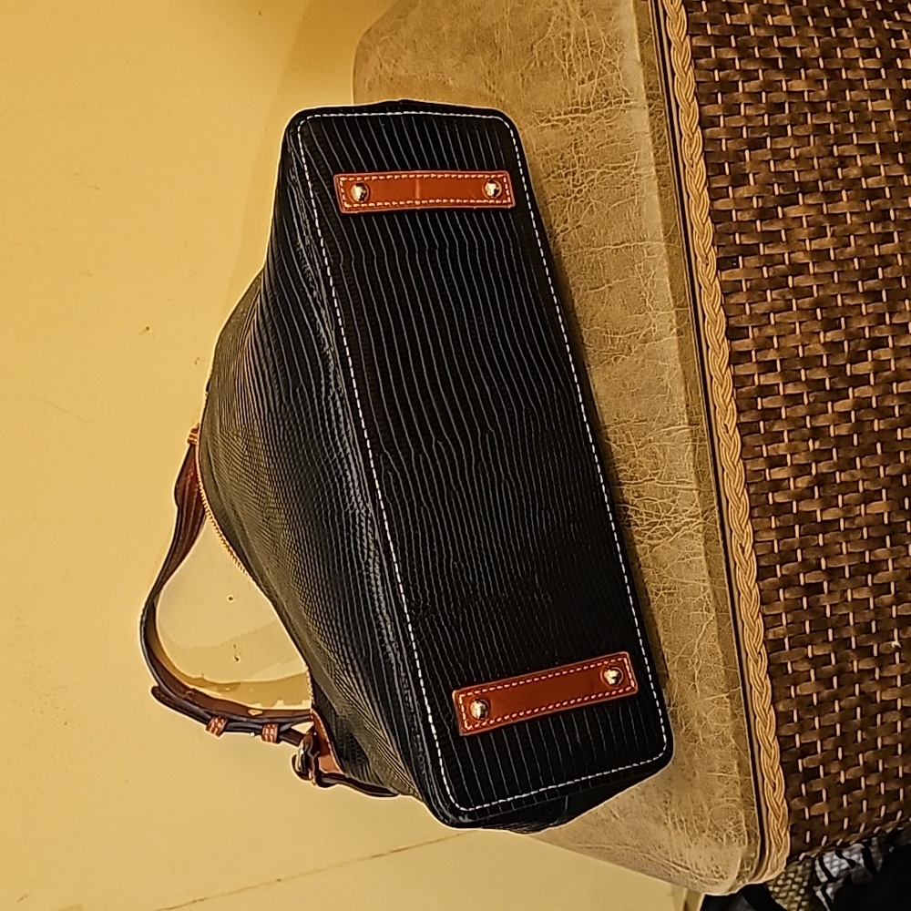 Dooney and Bourke black embossed lizard hobo purse..free shipping - Picture 4 of 9